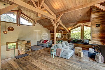 A living room with a couch and a fireplace and the word tengo on the ceiling