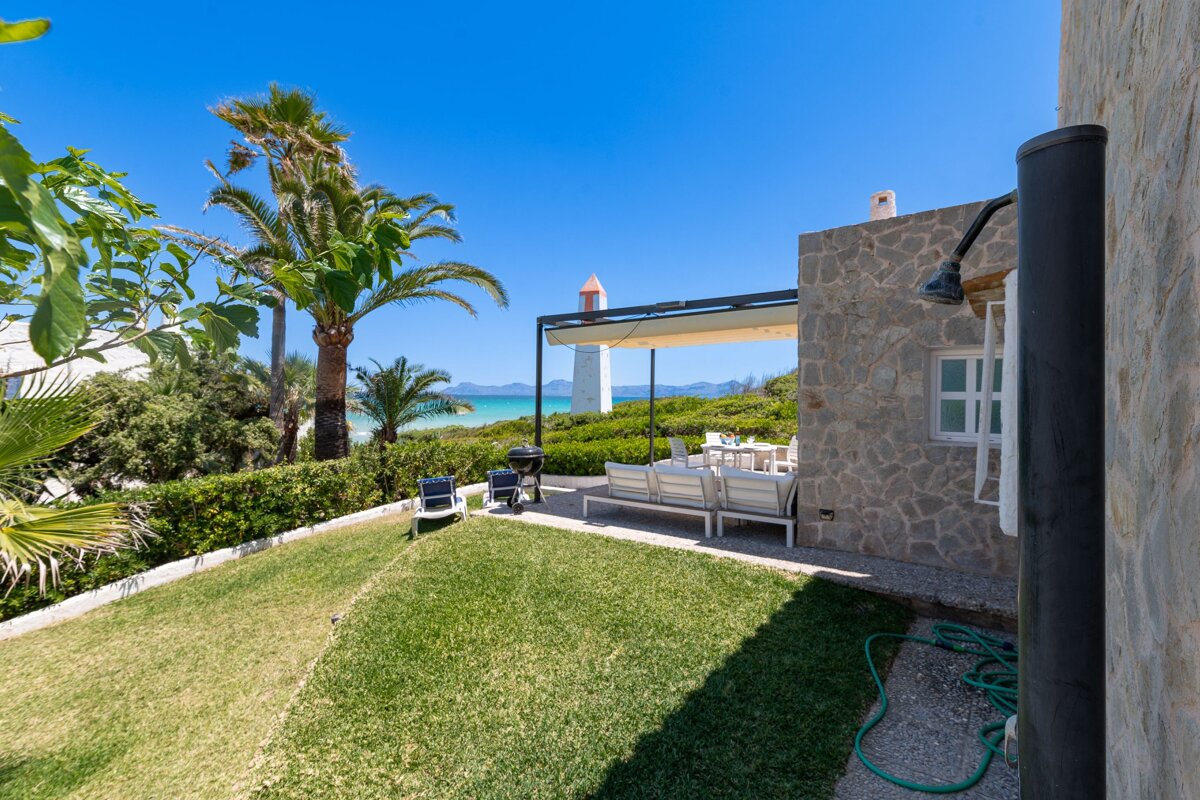 A view of the ocean from the backyard of a house