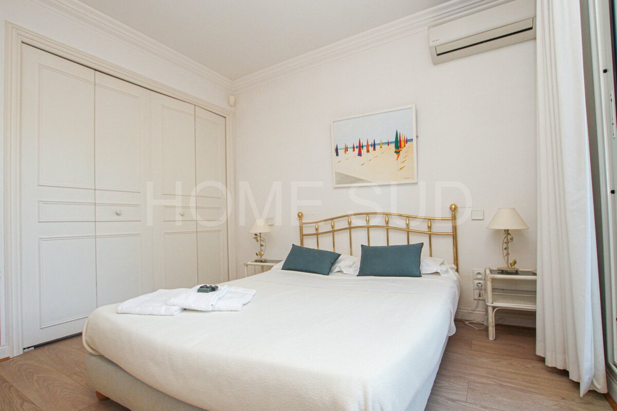 A bedroom with a bed and a picture above it that says home sud