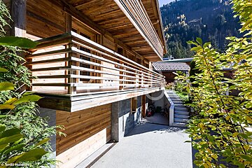 A photo of a wooden house taken by tondo holidays