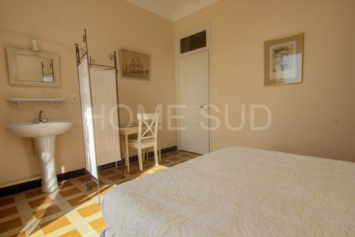 A bedroom with the word home sud on the wall
