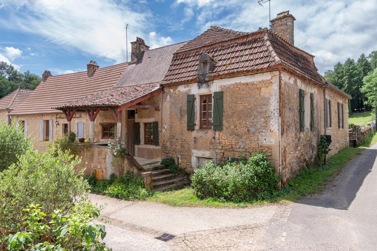 A sign on the side of a building says no parking