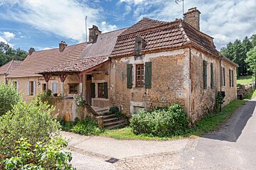 A sign on the side of a building says no parking
