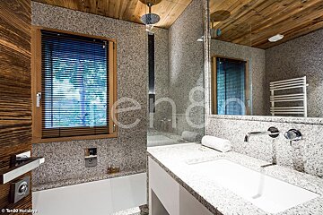 A bathroom with the word end on the wall