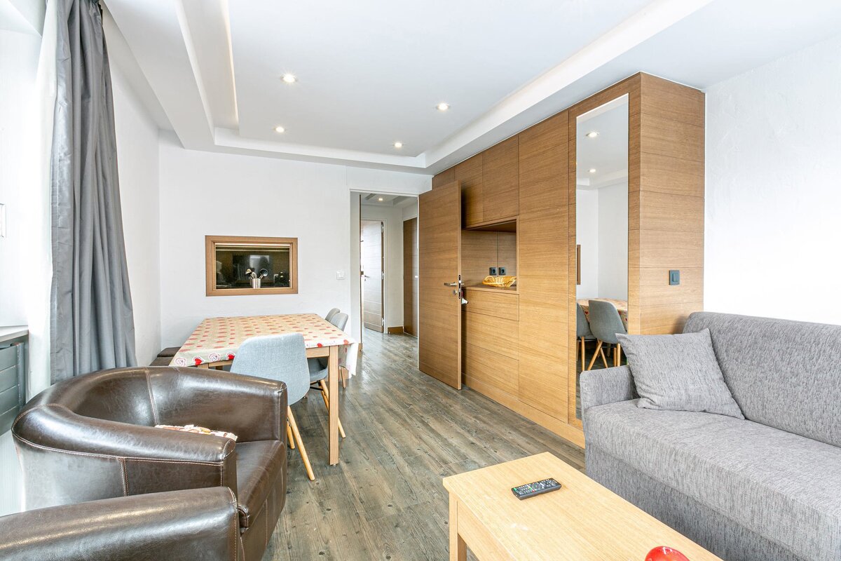 A floor plan of a house with a bedroom and a bathroom