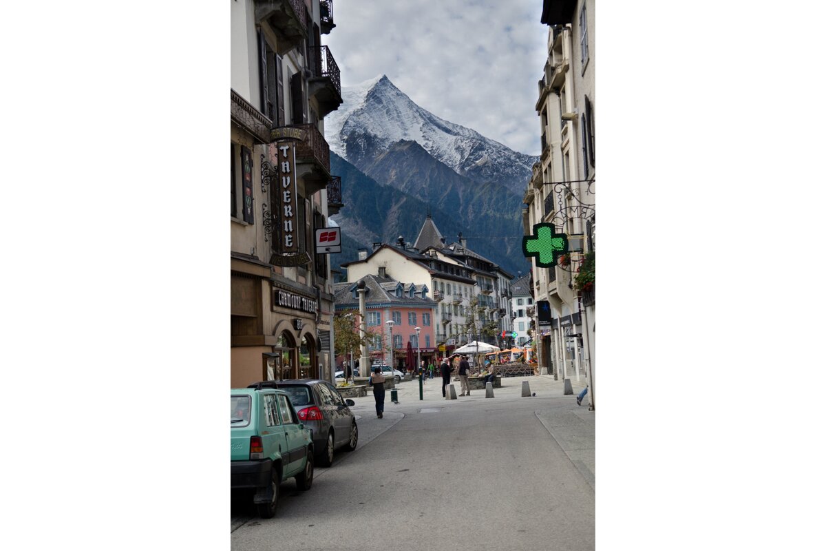 A street with a sign that says taverne