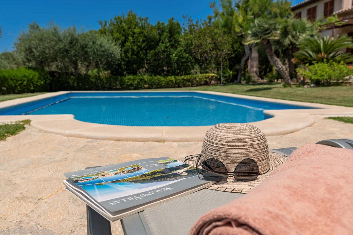 A magazine with the word villas on it