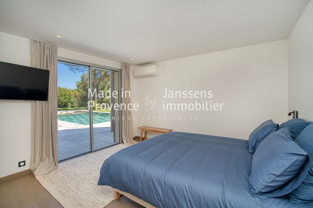 A bedroom with a bed and a television that says made in provence by immobilier