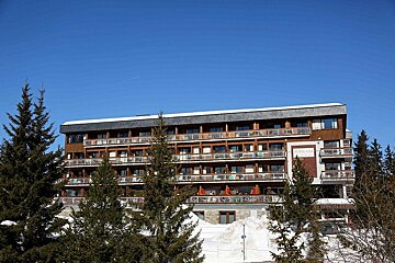 A large building with the word hotel on it