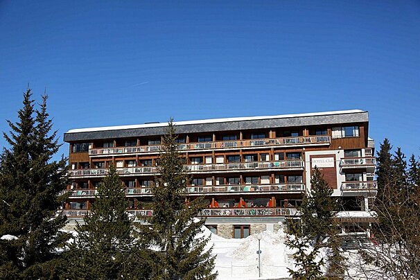 A large building with the word hotel on it