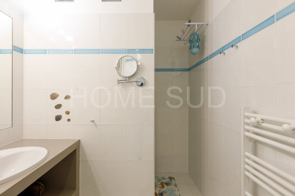 A bathroom with the word home sud on the wall
