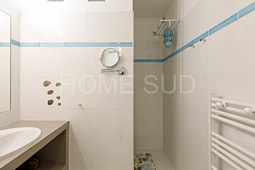 A bathroom with the word home sud on the wall