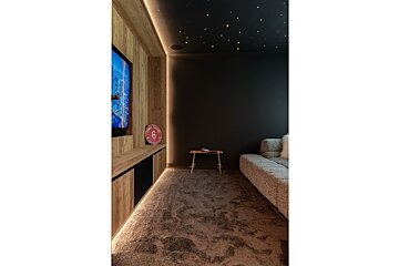 A room with a couch and a clock on the wall that says 6