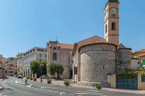 A clock tower with the year 1919 on it
