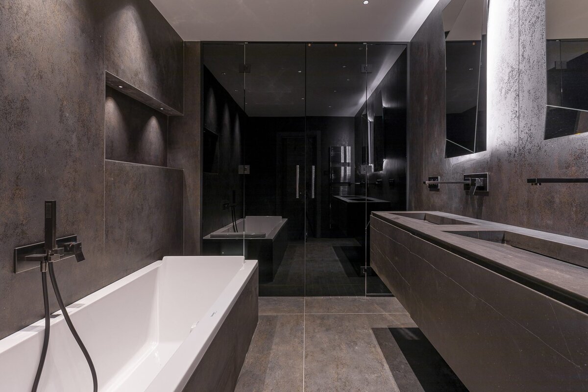 A bathroom with two sinks and a bathtub