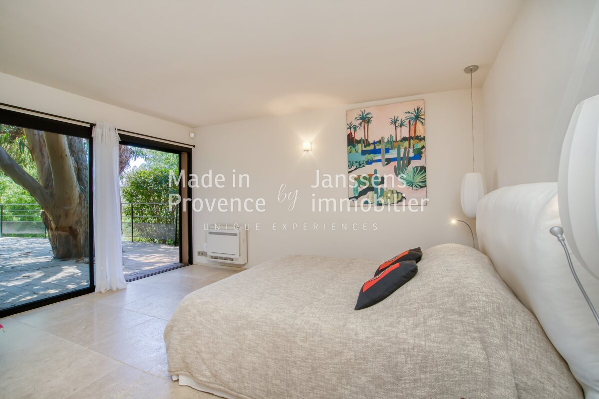 A bedroom with the words made in provence by immobilier on the wall