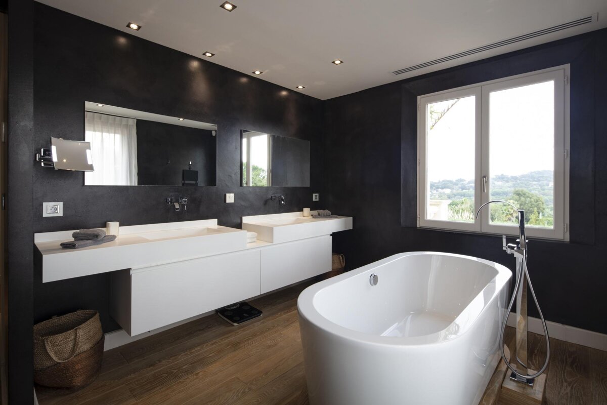 A bathroom with two sinks and a bathtub
