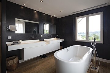 A bathroom with two sinks and a bathtub