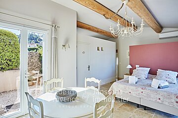 A bedroom with a table and chairs and the word janssens on the wall