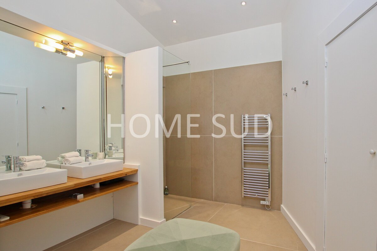 A bathroom with two sinks and a towel rack that says home sud