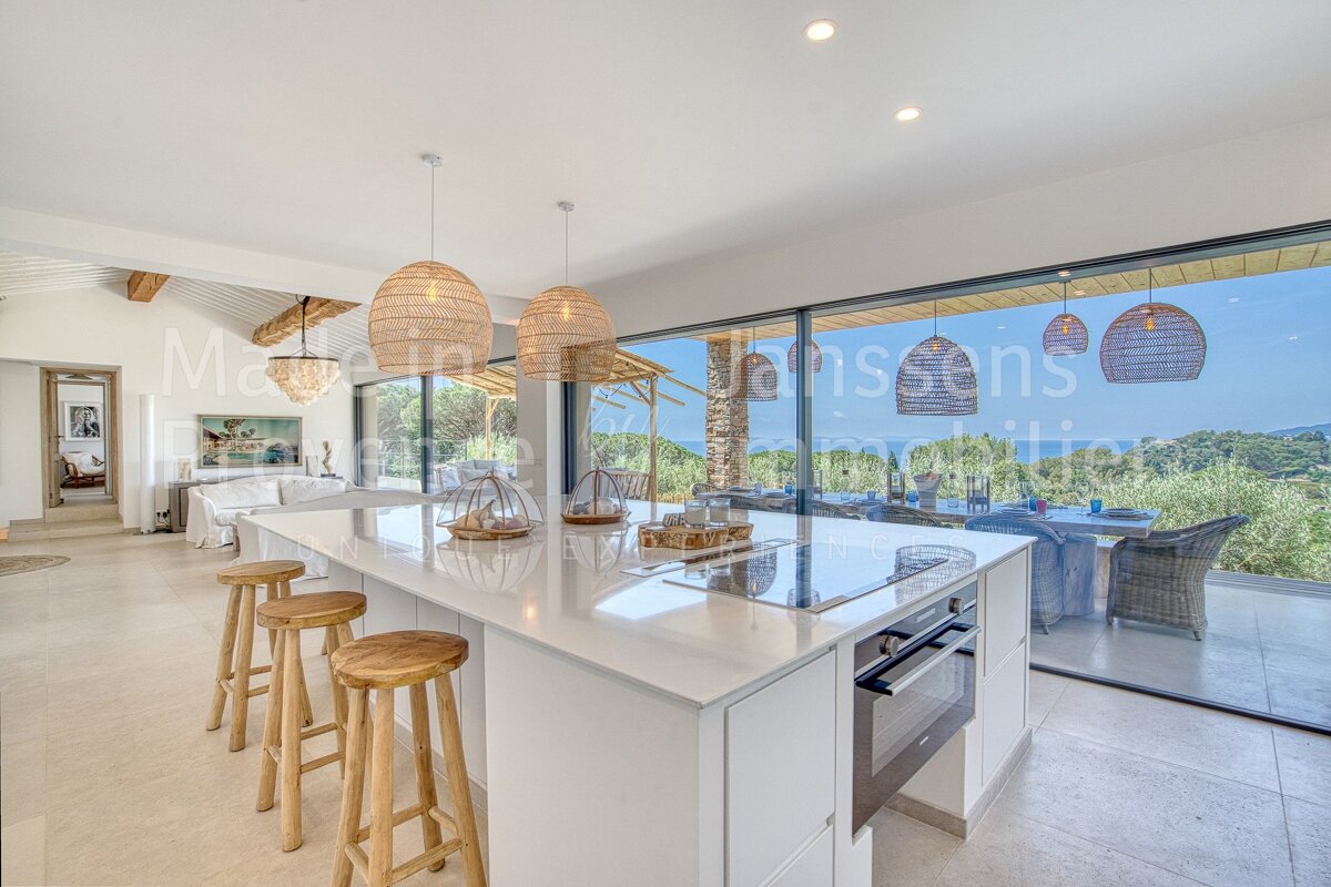 A kitchen with the word maisons written on it