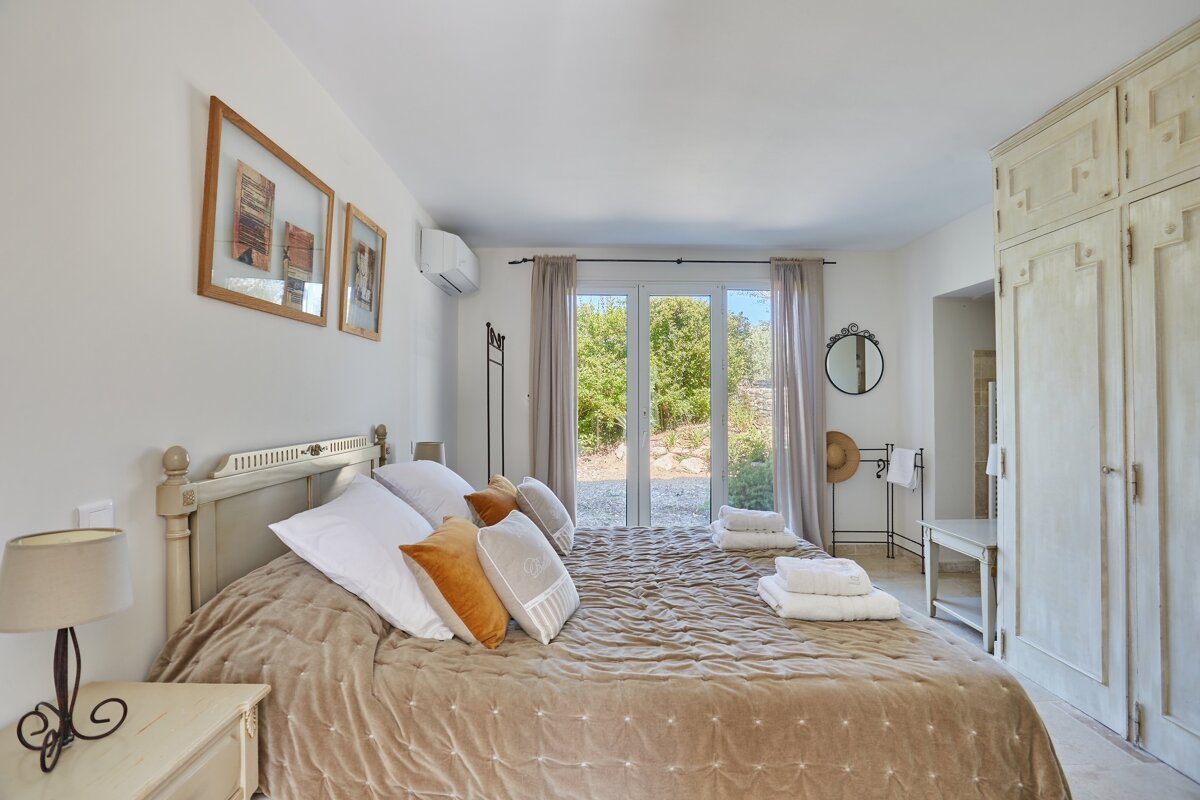 A bedroom with a king size bed and a mirror