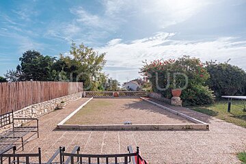 A lawn with a fence and a sign that says home sud