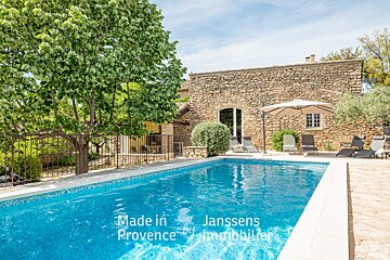 A large swimming pool with the words made in janssens provence on the bottom