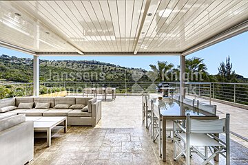 The word janssens that is on a picture