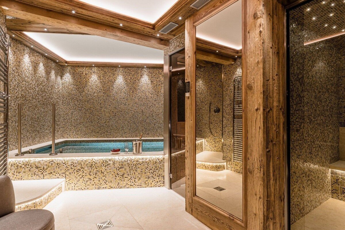 A bathroom with a bathtub and a mirror