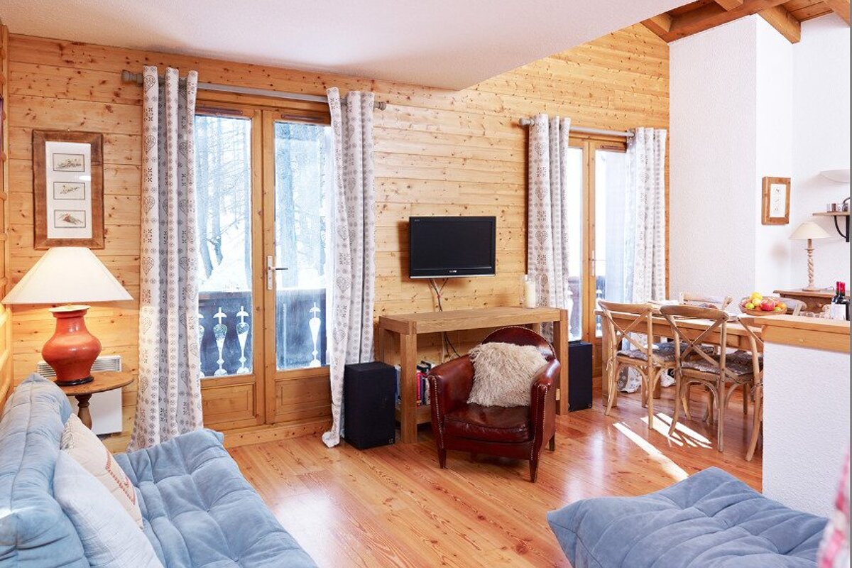 A living room with a flat screen tv on the wall