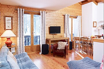 A living room with a flat screen tv on the wall