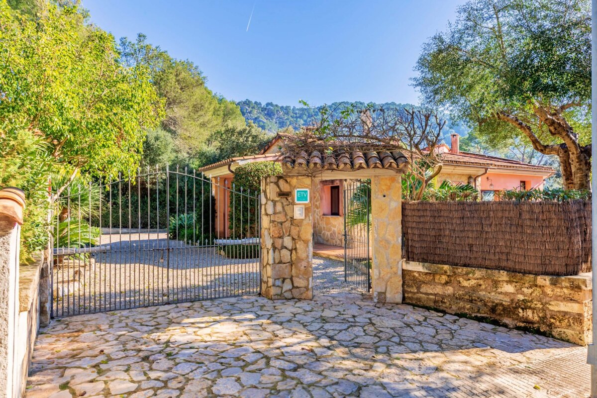 A house with a sign that says ' alquiler ' on it