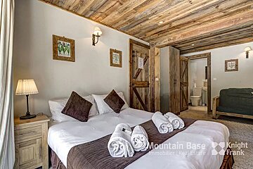 A bedroom with a bed and a sign that says mountain base