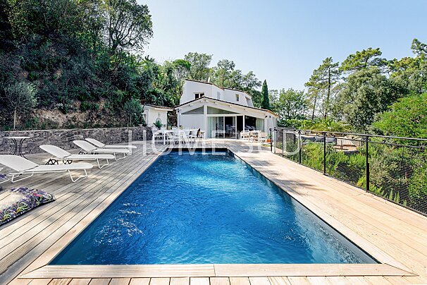 A large swimming pool in front of a house that says homestudio
