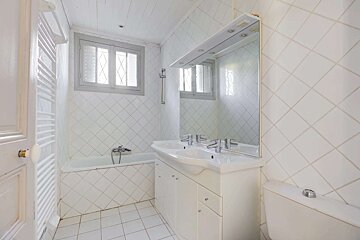A bathroom with two sinks and a bathtub
