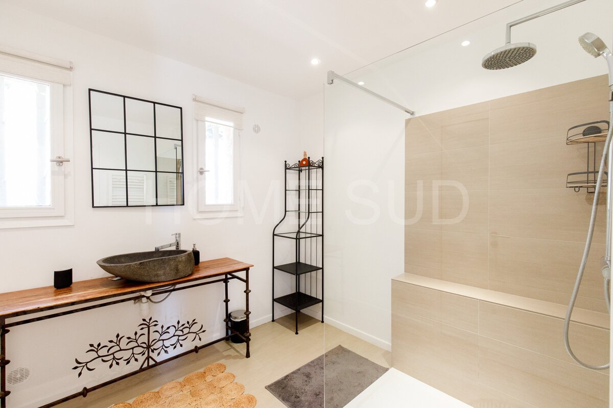 A bathroom with the word sud on the wall