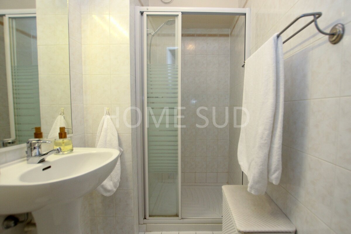 A bathroom with the word home sud on the wall