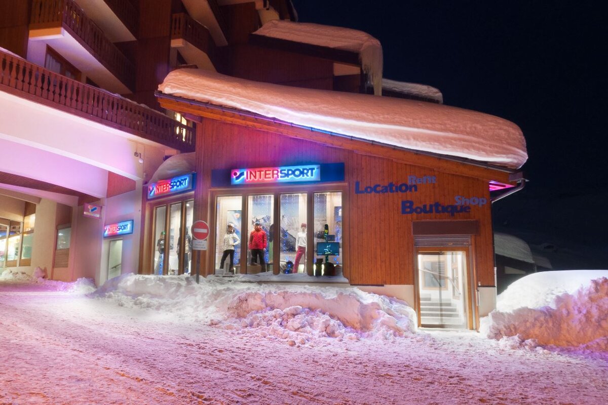 Le Cheval Blanc shop in the snow