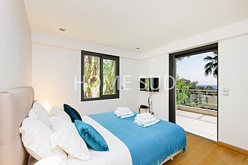 A bedroom with a bed and a window that says home sud