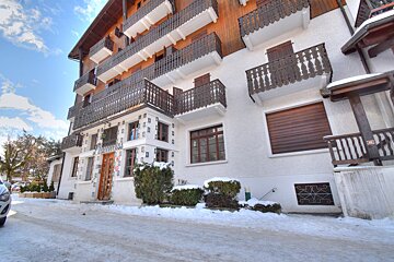 A building with a sign that says ' montagne ' on it