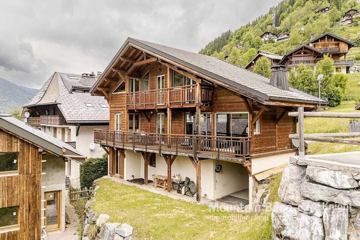 A large wooden house with the word mountain on it