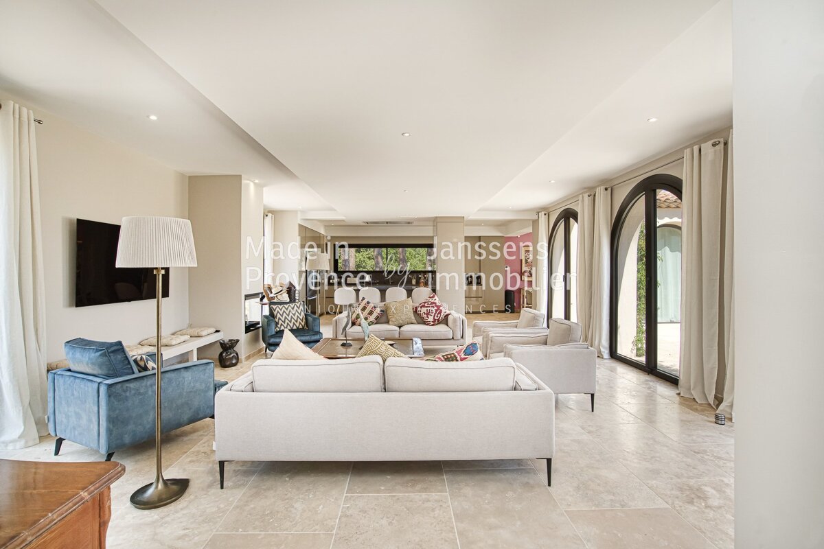 A living room with a couch and a lamp and a sign that says madevin janssen