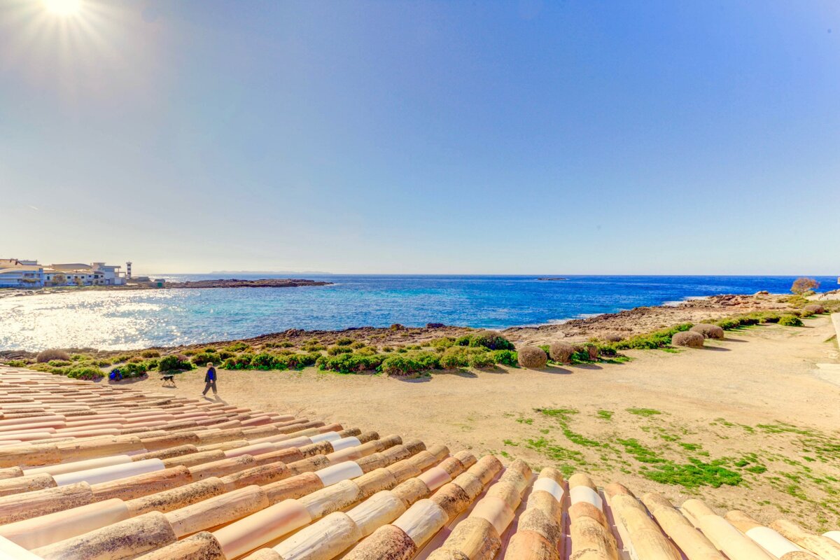 A view of the ocean from the roof of a building