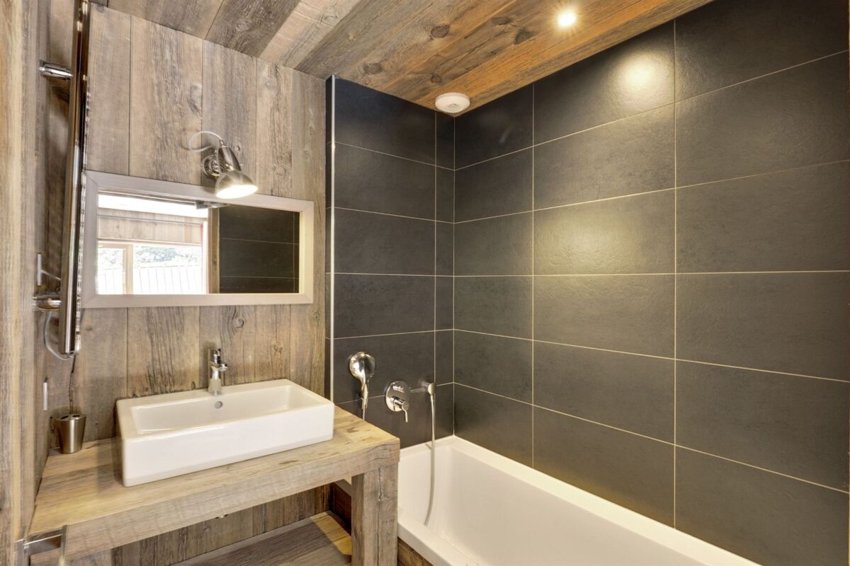 A bathroom with a sink and a bathtub