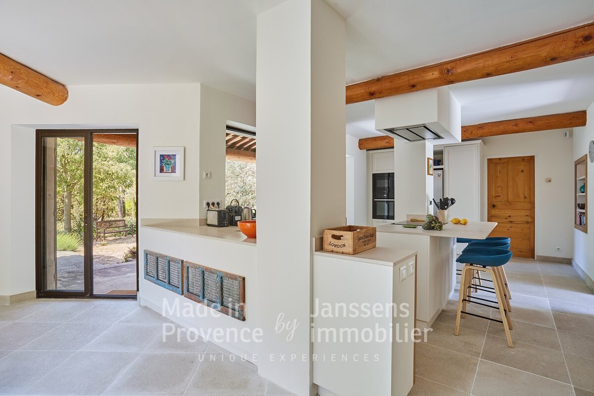 The word janssens that is on a wall