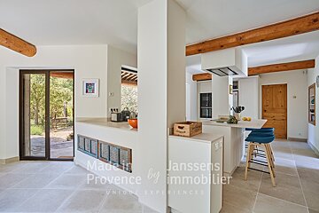 The word janssens that is on a wall