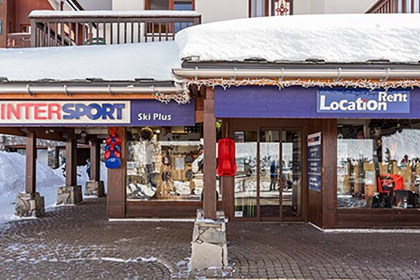 A store front with a sign that says intersport ski plus