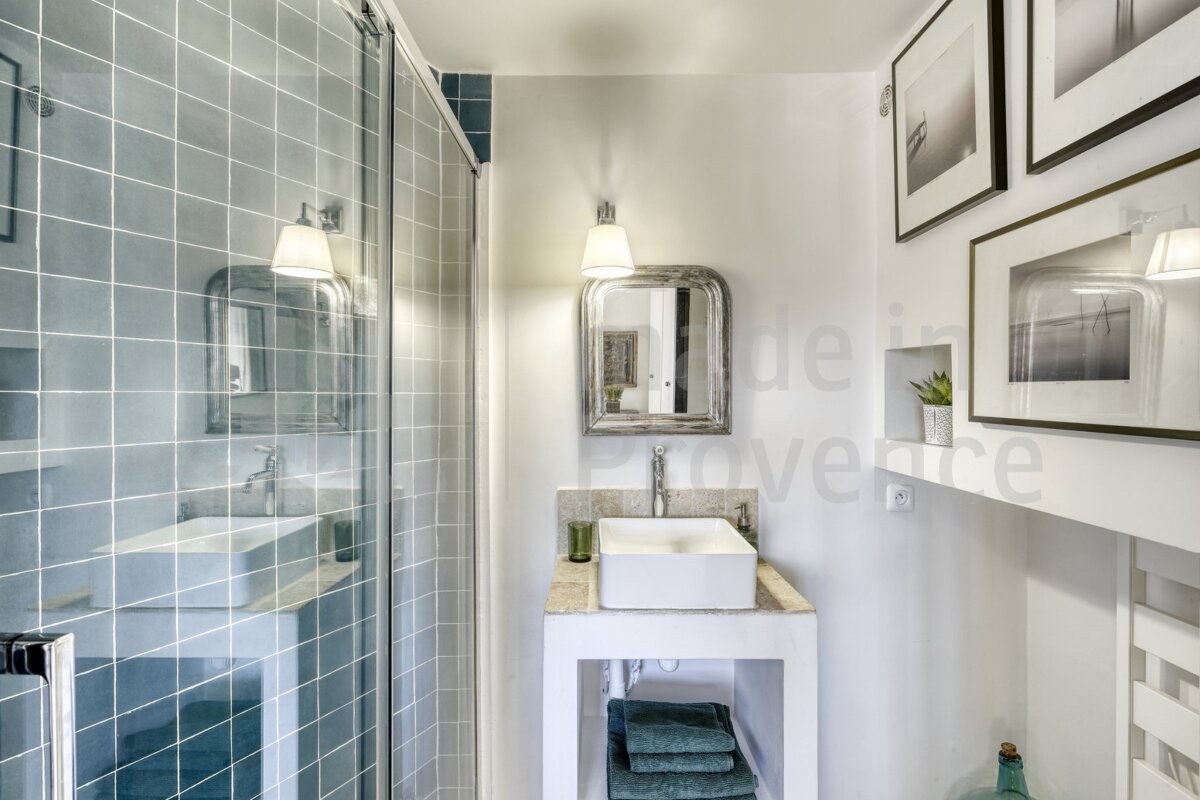 A bathroom with the word provence on the wall