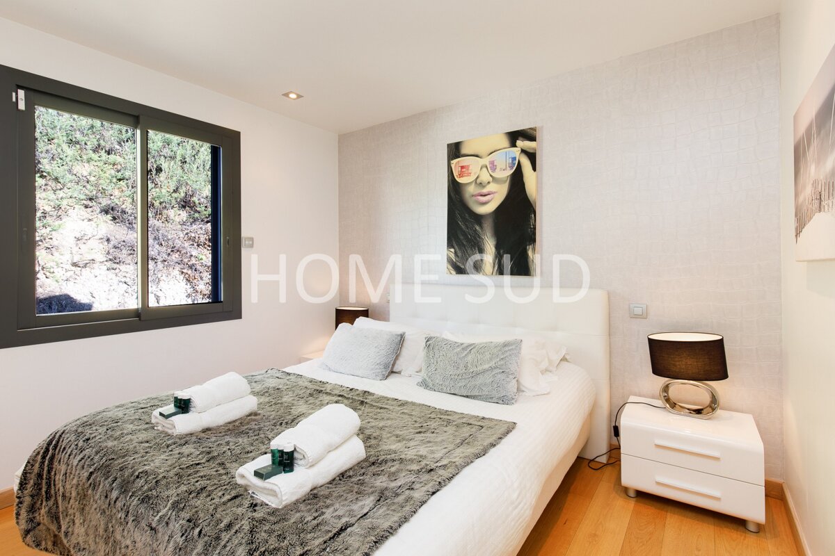 A bedroom with a bed and a picture above it that says home sud